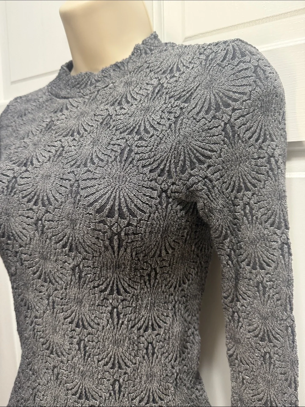 Aura M/L textured fitted mock neck top